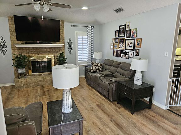 5th image of 218 Woodcreek Dr