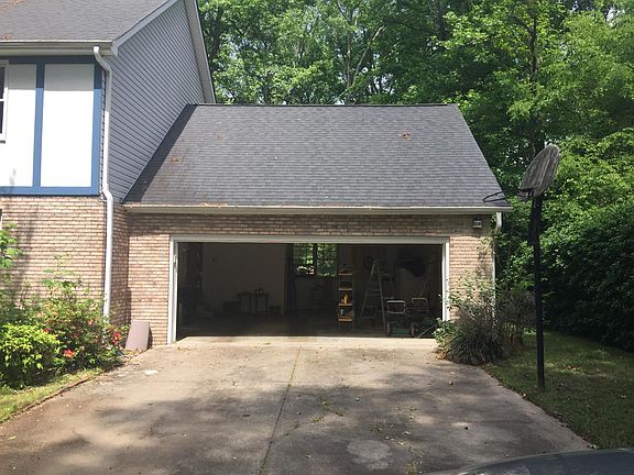 Oversized Garage w. Pantry / Storage room