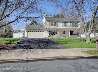 27 Cherry Hill Ln, Manalapan, NJ