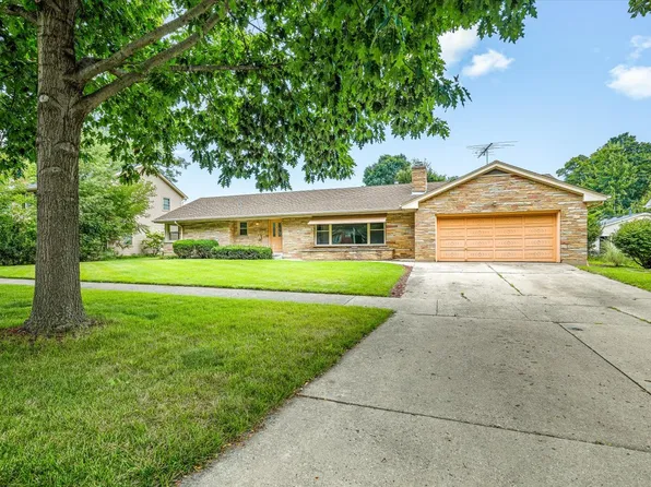 1324 S 3rd St, St Charles, IL 60174