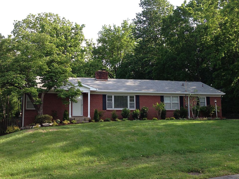 Beautiful 4 bd/2 bath, newly landscaped Downtown Franklin Home