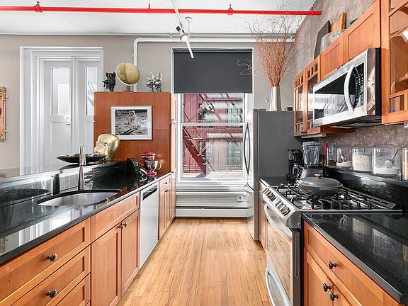 4th image of 132 Wooster St #3