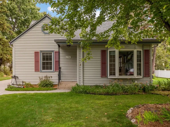 1784 Dunlap St N, Roseville, MN 55113