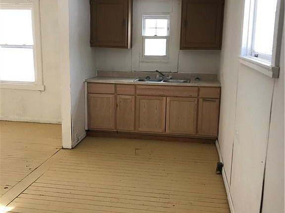 5th image of 157 Stafford Ave #1