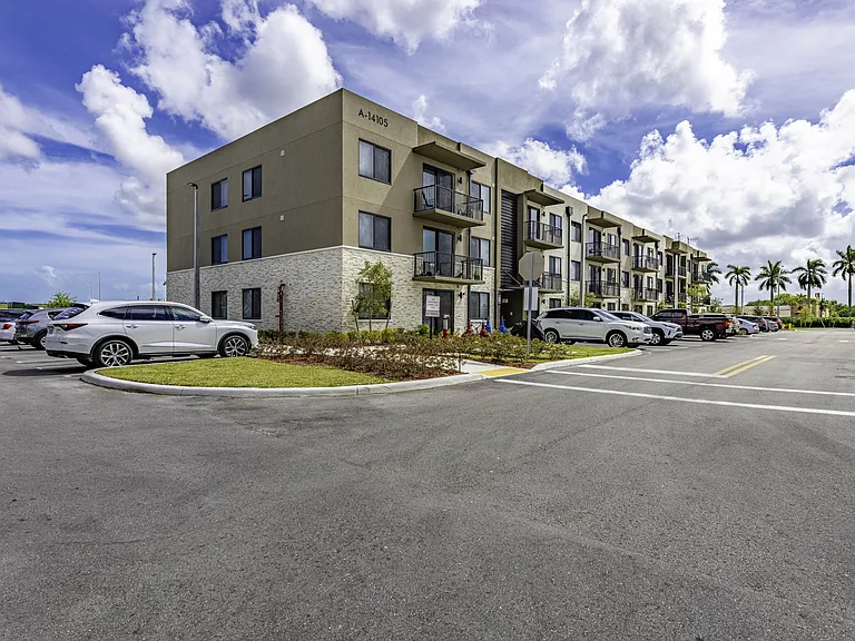 Resia Biscayne Drive — Photo 30