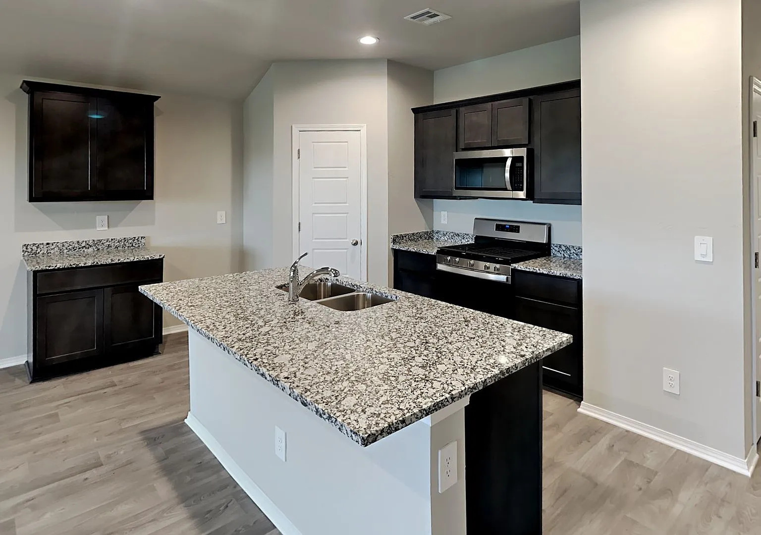 Very Nice 4 Bedroom 2 Bath in Yukon Schools — Photo 4