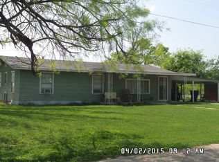 670 S Grant Ave, La Pryor, TX 78872