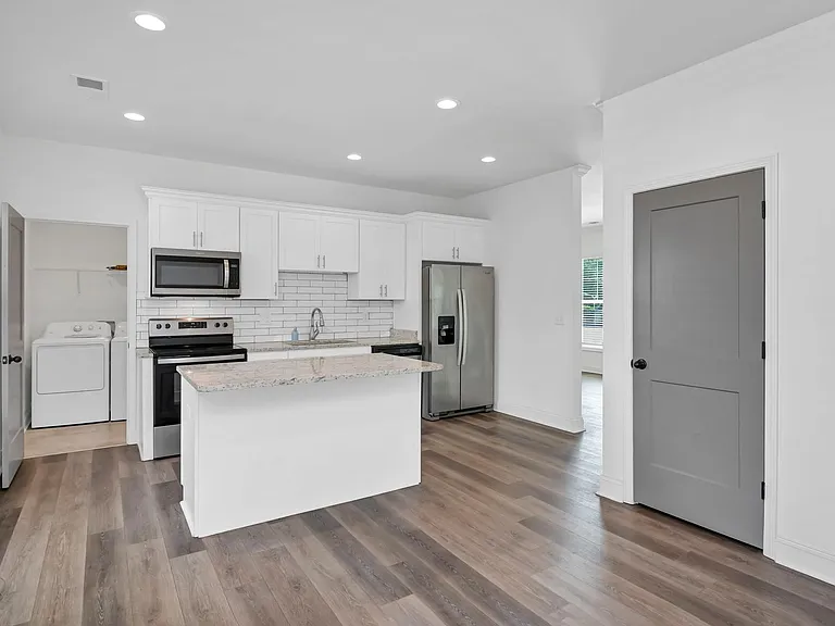 2035 Rosewood Dr — Photo 12