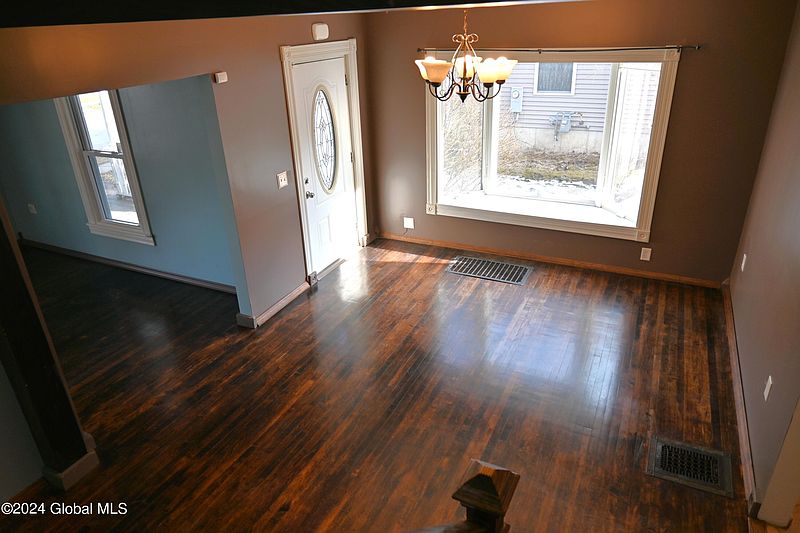 4th image of 24 Davis Street