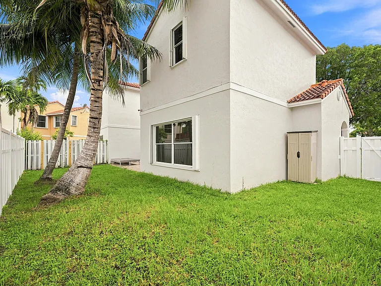 1115 SW 180th Ter — Photo 37