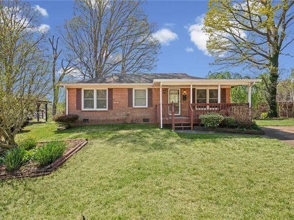 3950 Burnham Cir, Winston Salem, NC 27105