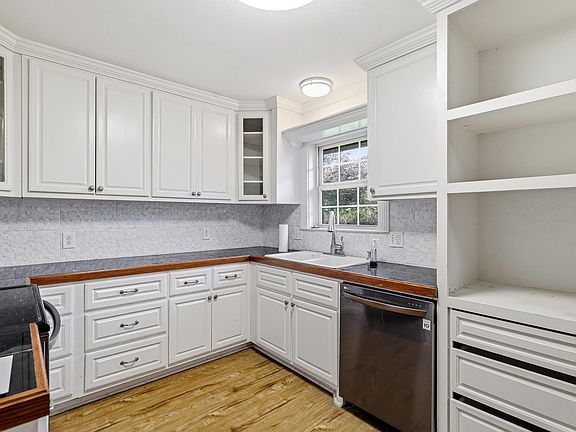 4th image of 22 Lakeview Dr