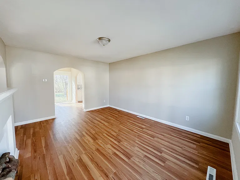 635 N Battin Ave — Photo 2