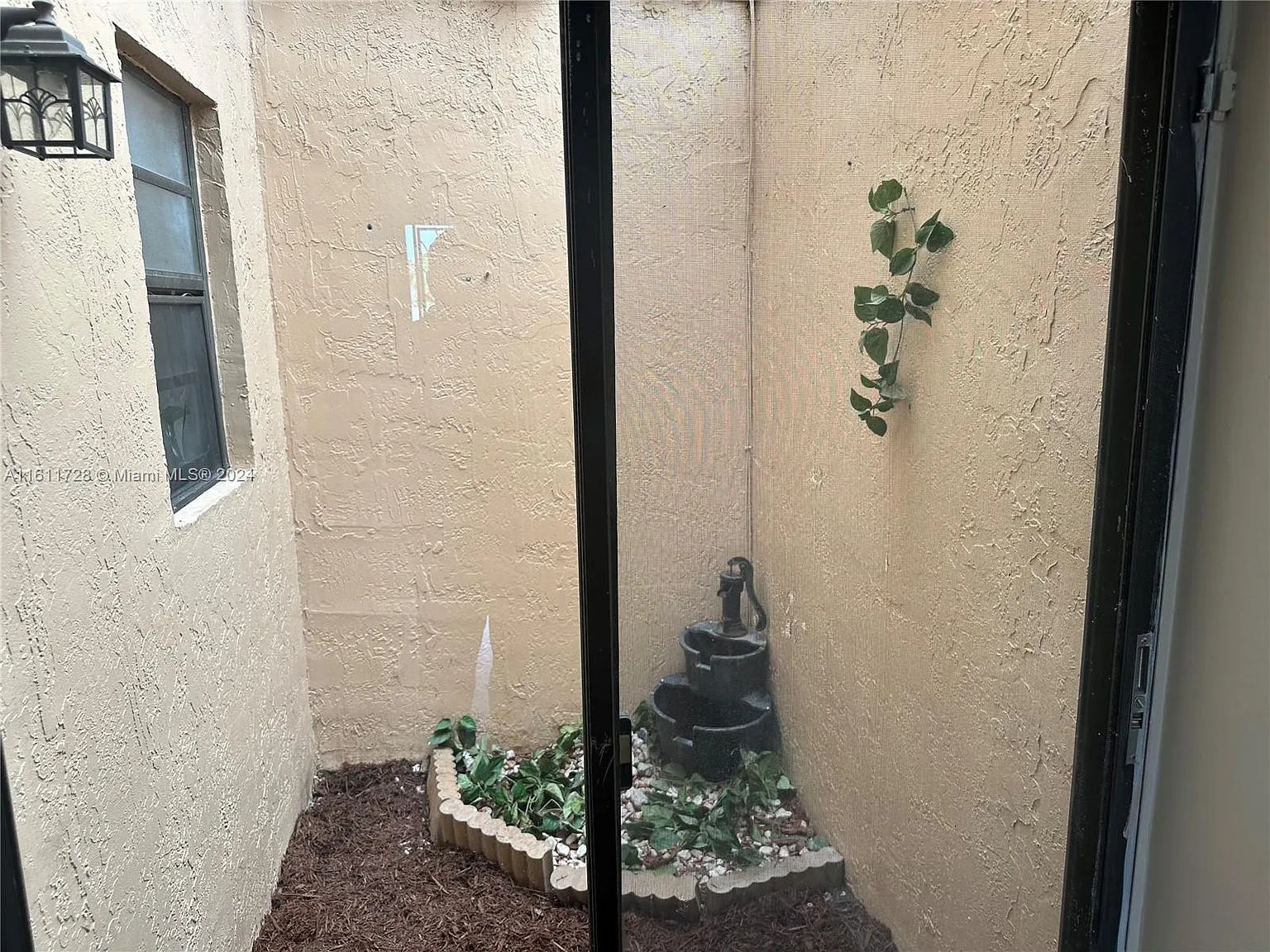 4 bed, 2100 sqft, $3,700 — Photo 3