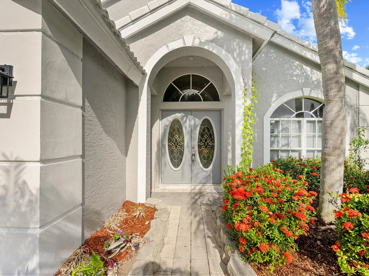 3 bed, 2.0 bath, 2080 sqft, $3,490 — Photo 3