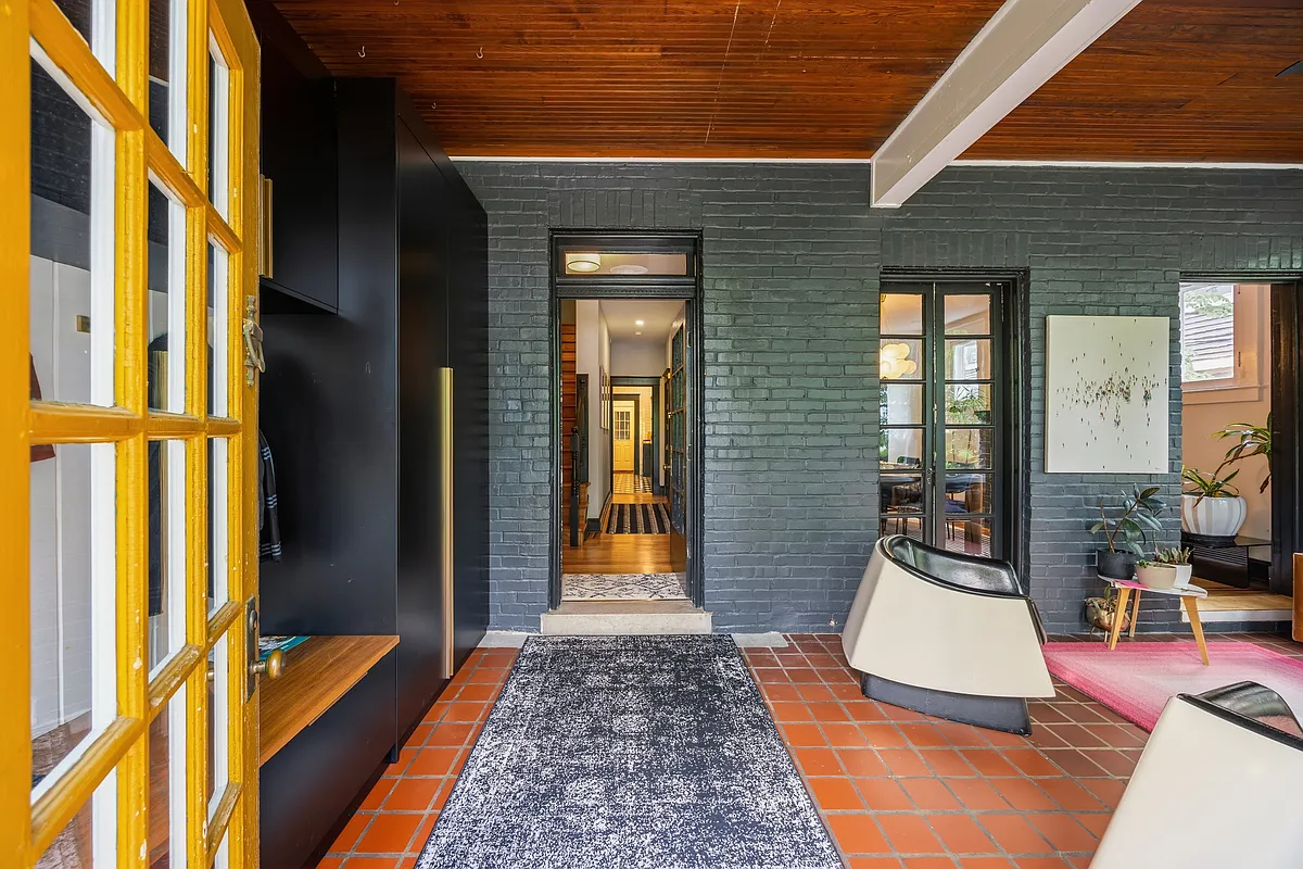 Building Photo - 4132 Roland Ave #2