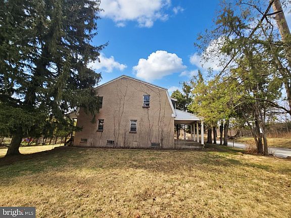 3rd image of 395 Evergreen Rd