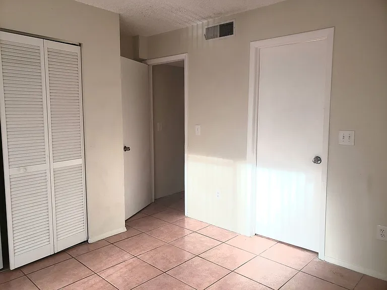 7100 Waterside Dr — Photo 3
