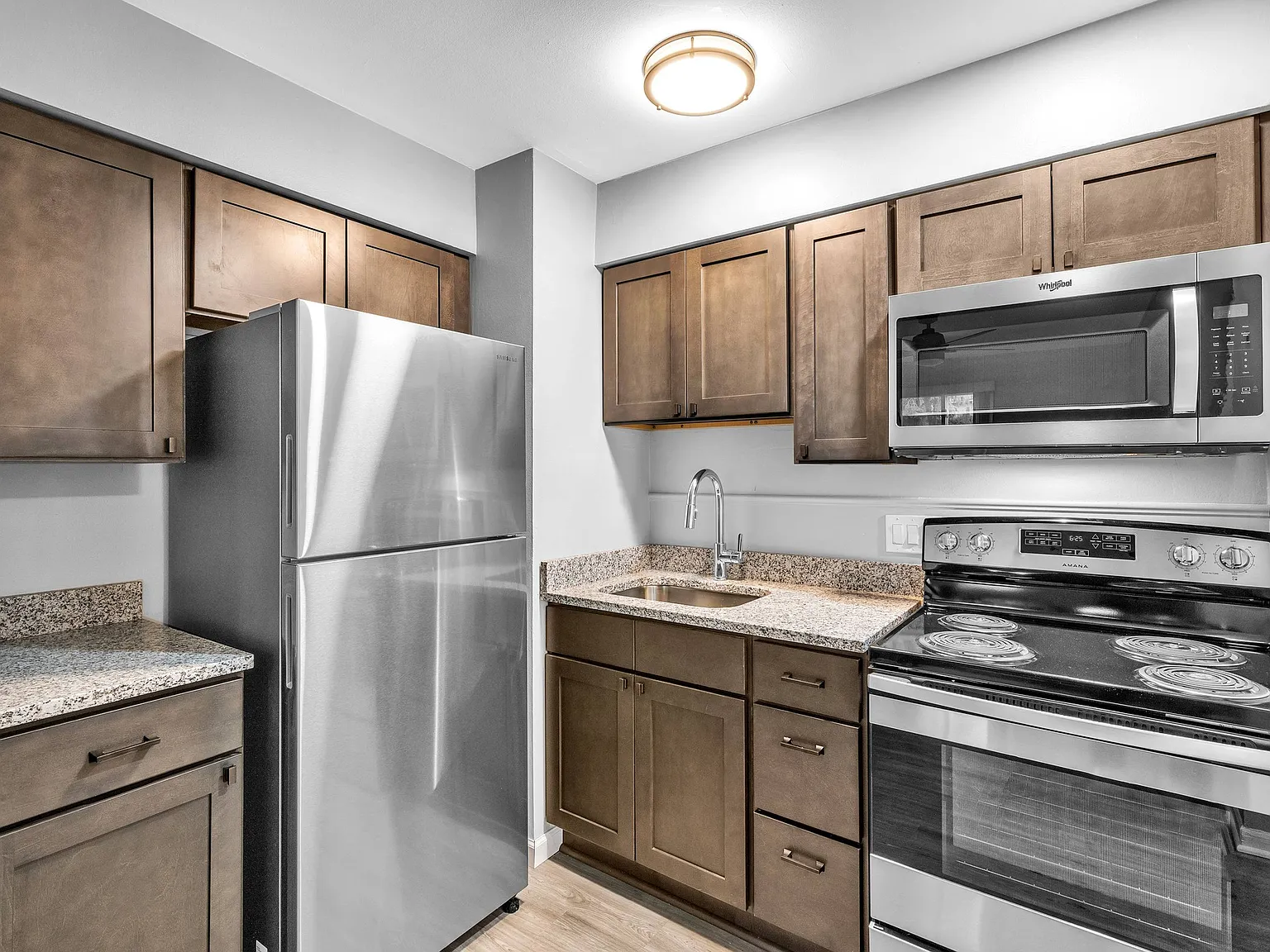 Lysander Apartments — Photo 4