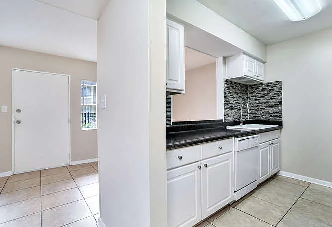 Chateau Apartments — Photo 35
