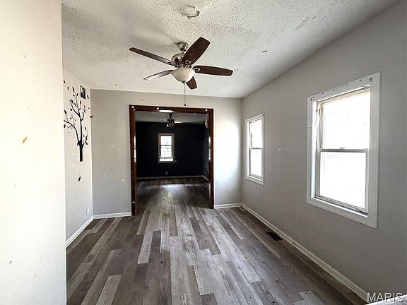 3rd image of 946 Union St