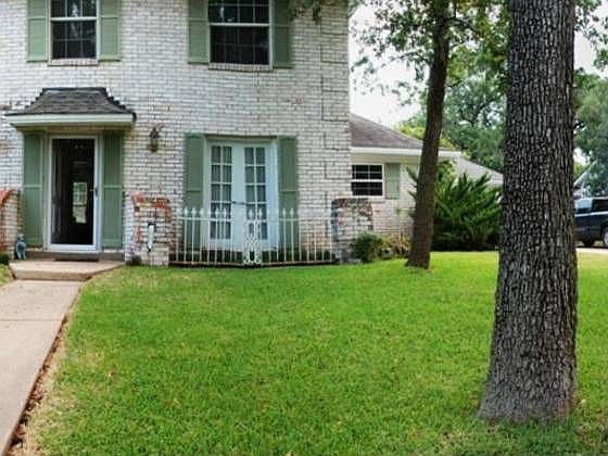 1st image of 2810 Camelot Dr