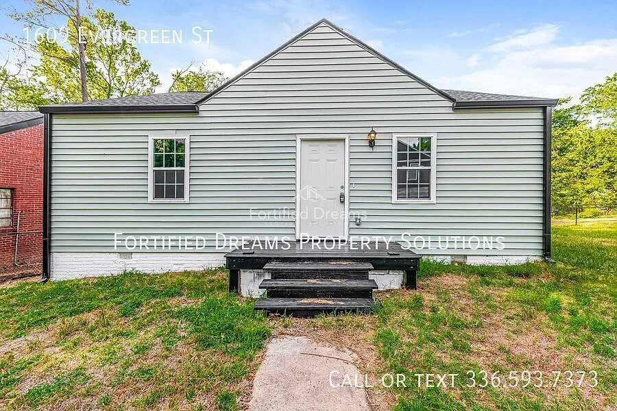 Welcoming 2 Bedroom Home Minutes from Downtown Durham! — Photo 2