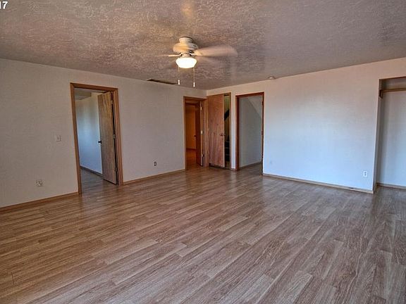 4th image of 1085 NE 7th Dr