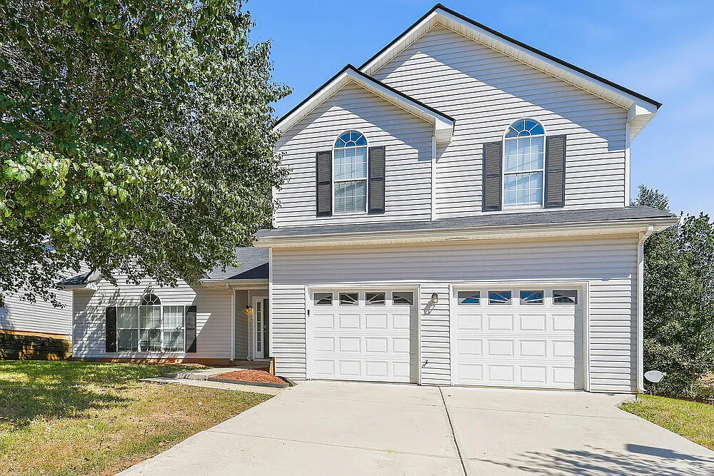 3 bed, 2.5 bath, 2084 sqft, $2,240 — Photo 1