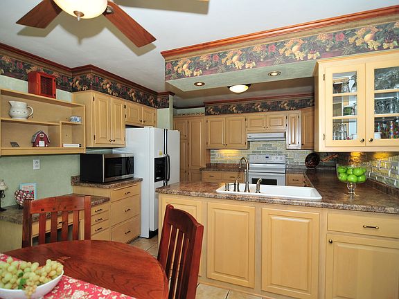 Kitchen w/breakfast nook