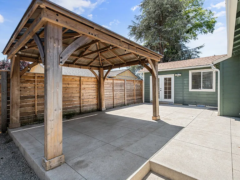 510 Keene Dr — Photo 29