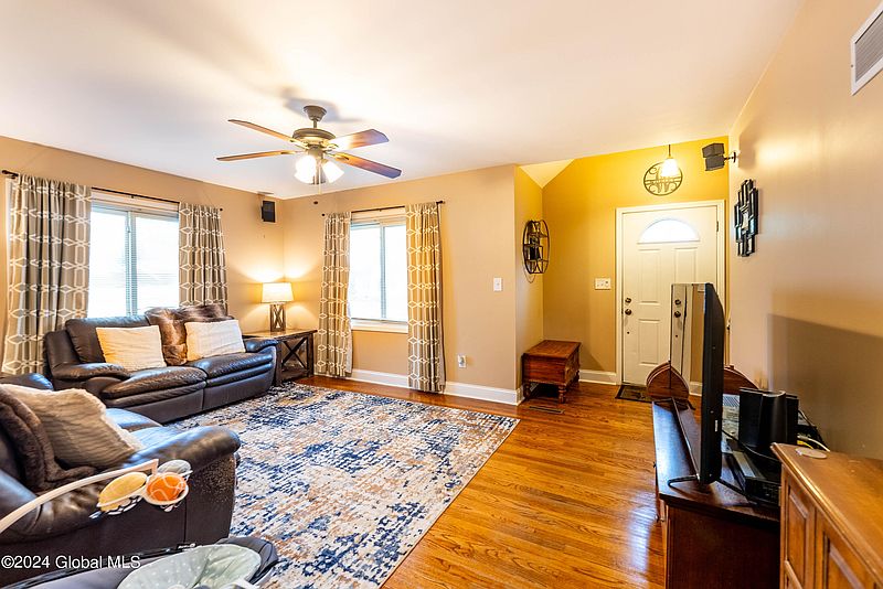 4th image of 327 Howell Street