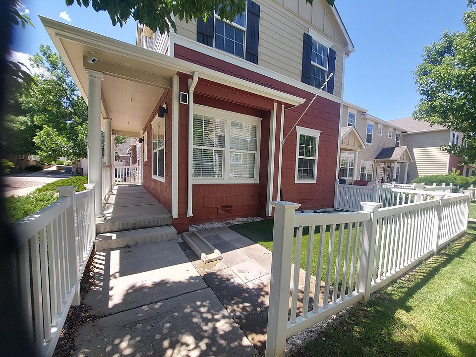 Front entry, private turf yard.