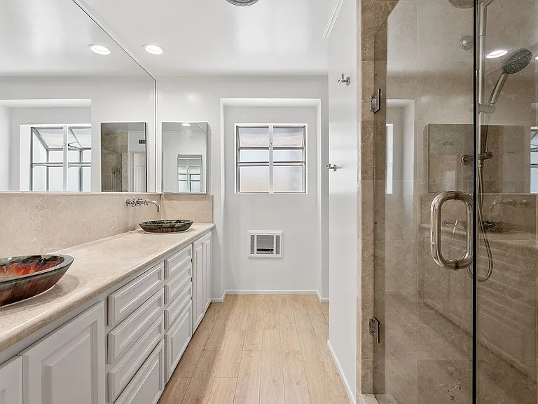 11053 Strathmore Dr — Photo 36