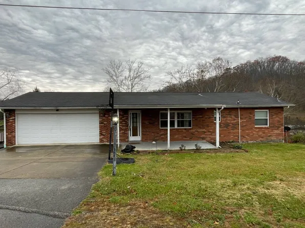 105 Lincoln Hts, Alum Creek, WV 25003
