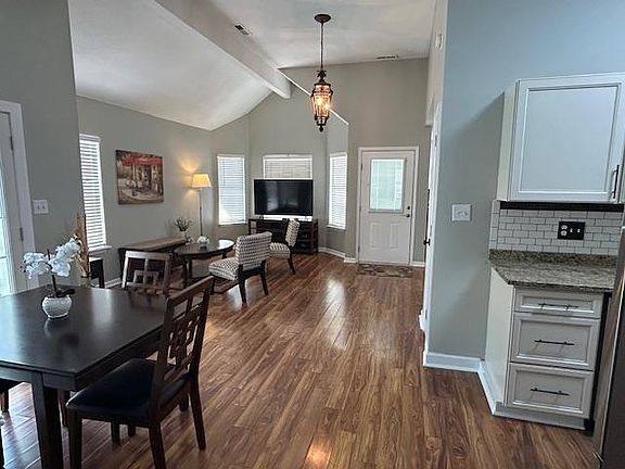 3rd image of 910 Emanon St.