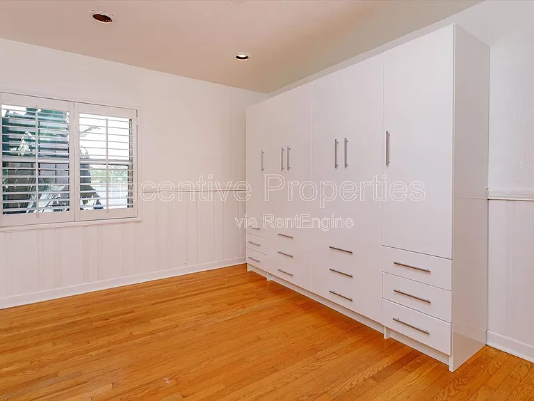 2916 Westchester Ave — Photo 10