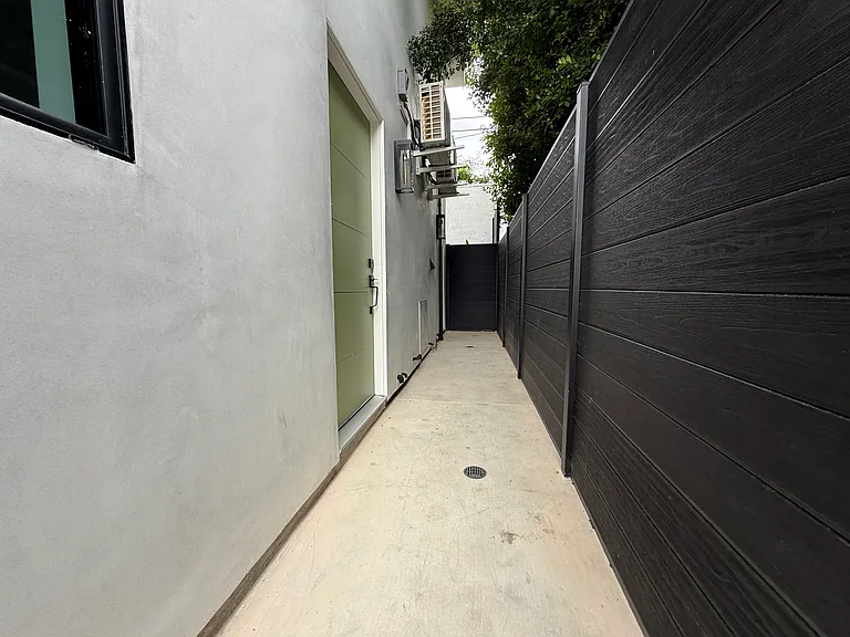 4668 1/2 Laurelgrove Ave — Photo 10