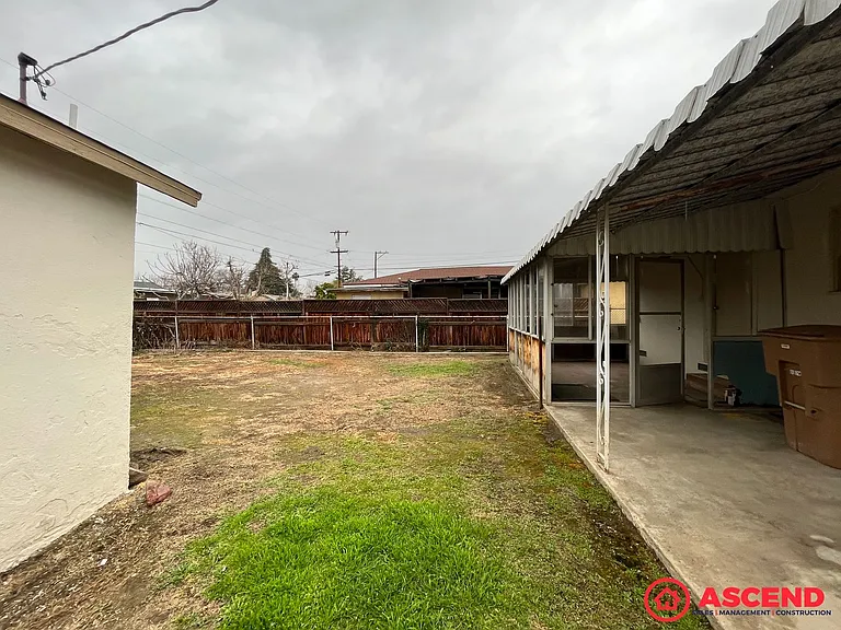 1305 S Chester Ave — Photo 17