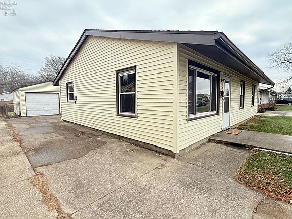 3rd image of 1306 E Larchmont Dr