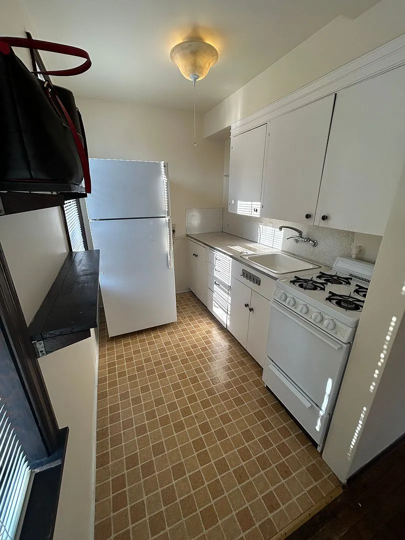 Montlake Apartments — Photo 3