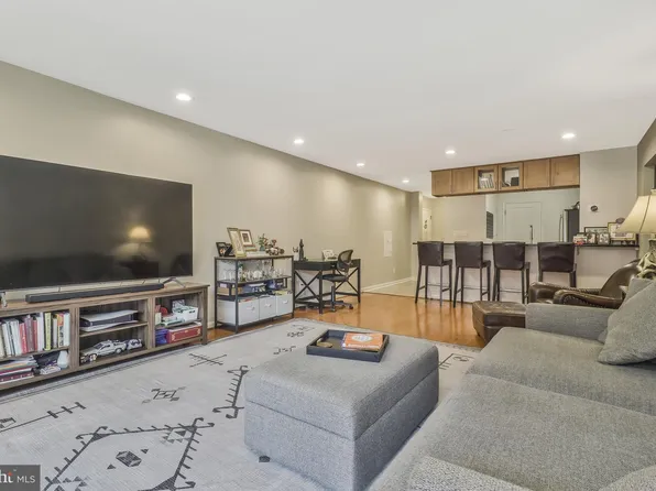 1020 N Stafford St APT 201, Arlington, VA 22201