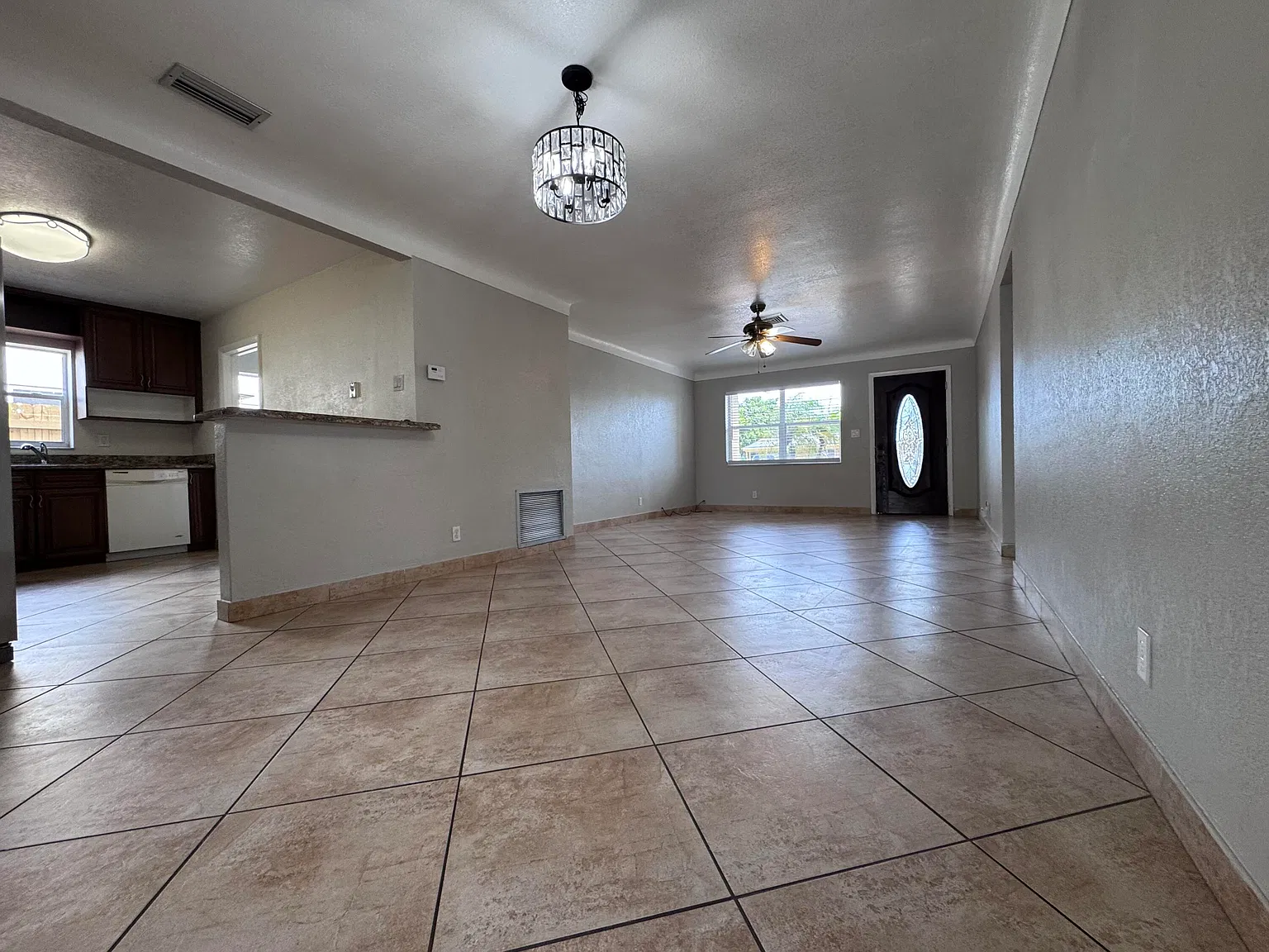 3 bed, 2.0 bath, 1618 sqft, $3,300 — Photo 3
