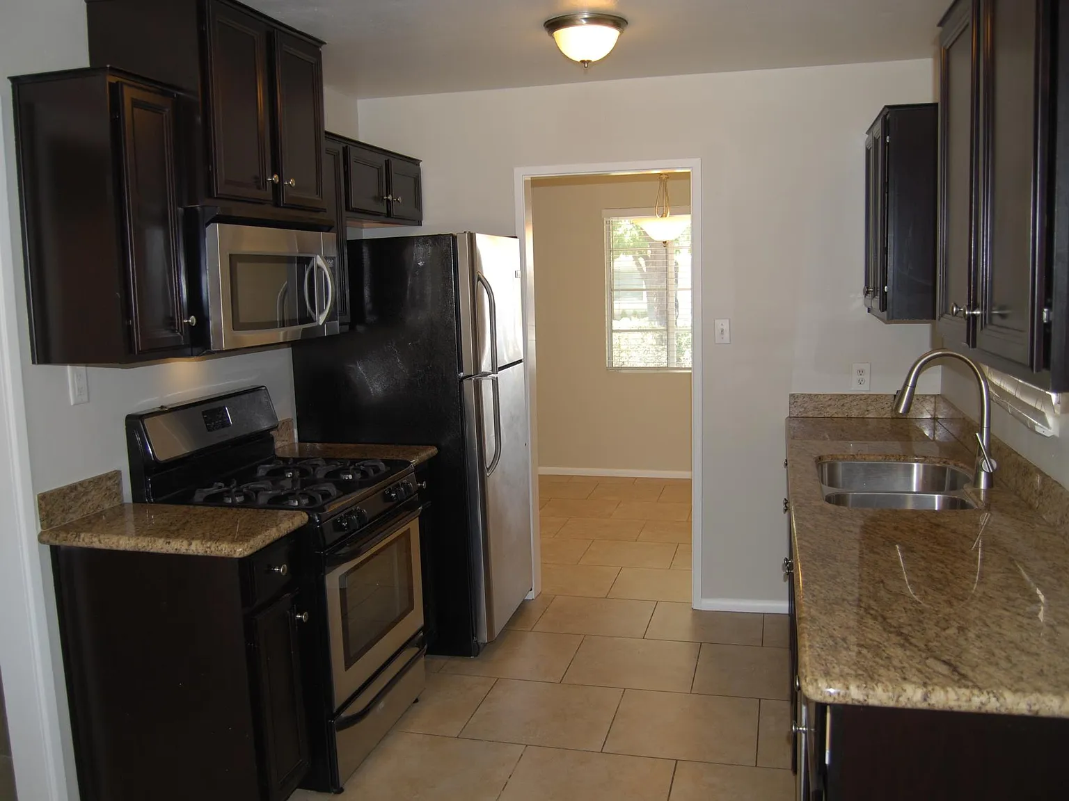 3 bed, 1197 sqft, $2,400 — Photo 4