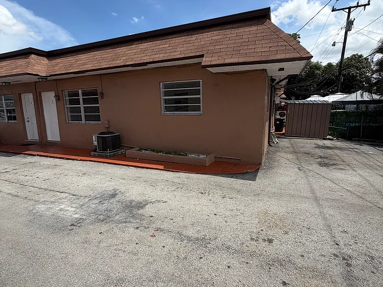 5170 E 10th Ave — Photo 2