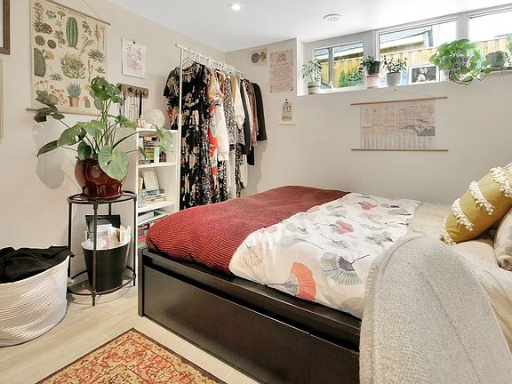 4th image of 1053 College St #B