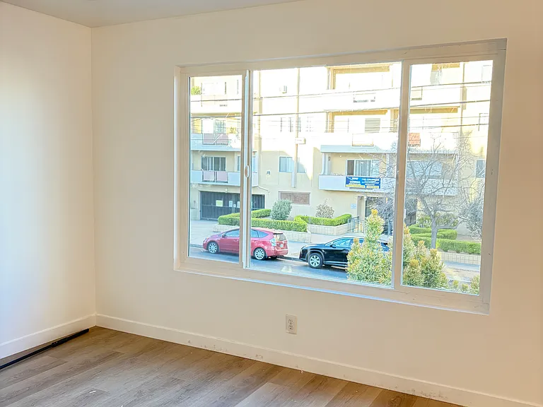 1333 N Fuller Ave — Photo 12