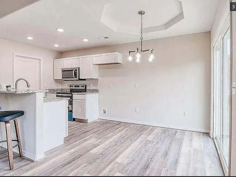 524 S Troy Ave — Photo 2