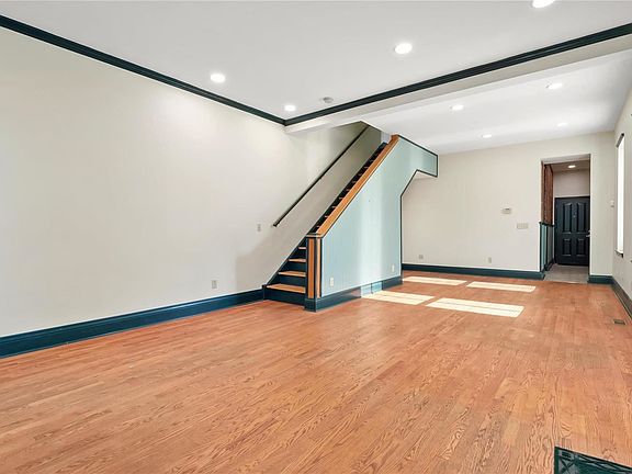 3rd image of 1935 Arsenal St