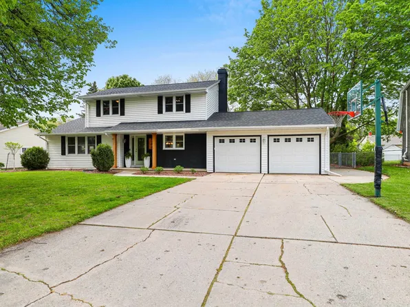 544 Hilltop Dr, Green Bay, WI 54301